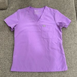 Figs small one pocket scrub top, in lilac dawn